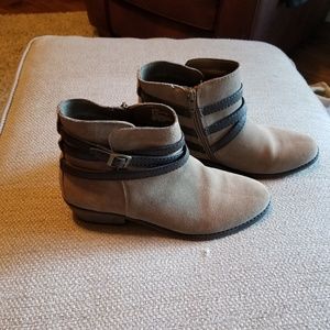 White Mountain size 8 1/2 taupe